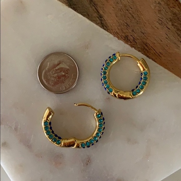 Gold huggy hoop earrings - Picture 4 of 8